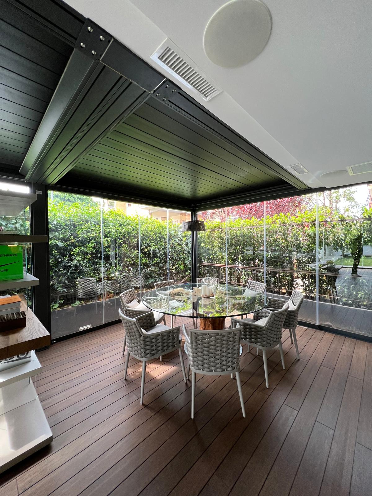 Pergola Bioclimatica con Vetrate Panoramiche a Roma Balduina – Un nuovo spazio abitativo di 40 mq