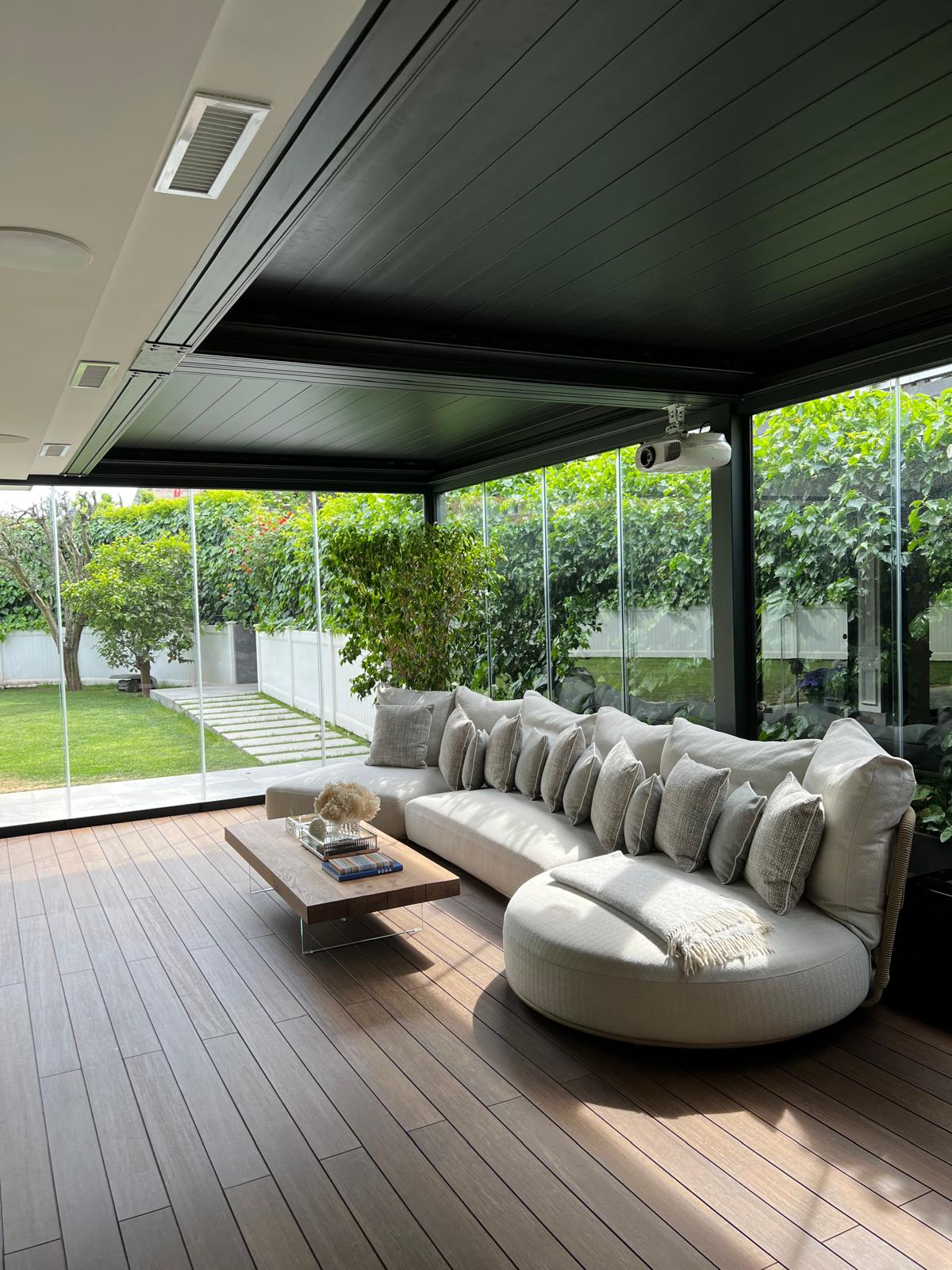 Pergola Bioclimatica con Vetrate Panoramiche a Roma Balduina – Un nuovo spazio abitativo di 40 mq