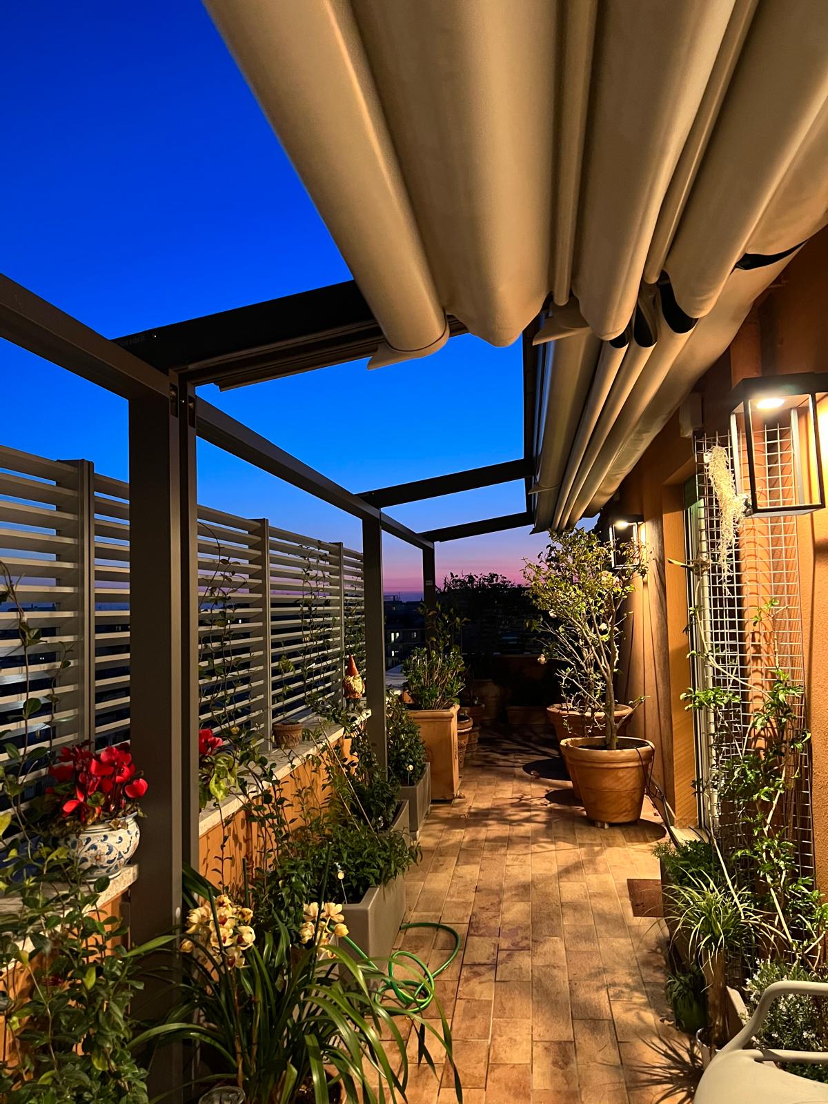 Pergotenda Palladia Corradi a Roma Monteverde – Copertura per Terrazzino con Brise Soleil Frontali